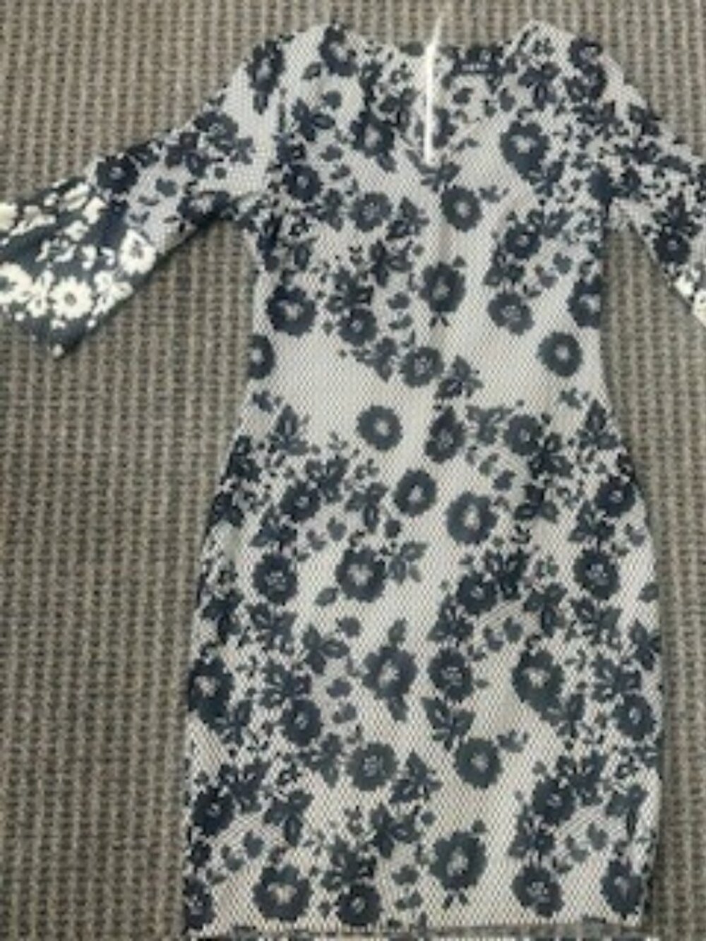 DKNY Black & White Floral Dress Size 6 – V-Neck, Bell Sleeve, Sheath